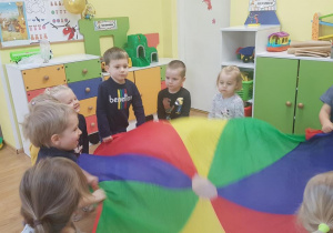 Dzieci podczas zabawy "Tańczące liście".